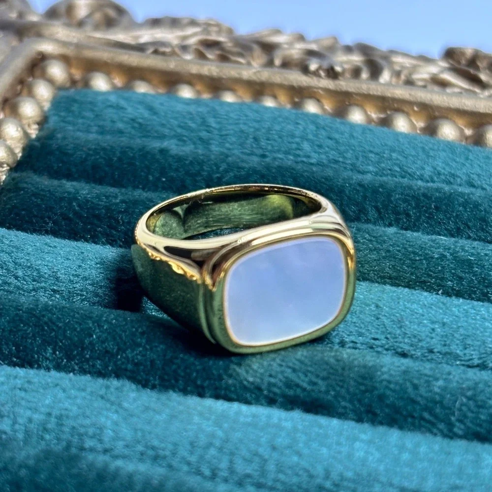 Gold Tone‎ Mother of Pearl Signet Ring Cushion Cut Minimalist Modern Size 6